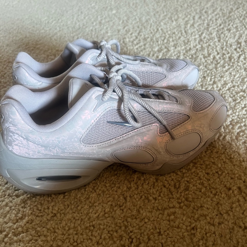 Nike Women's Light Gray Sneakers like new